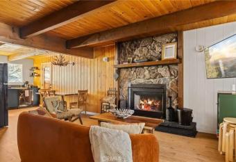 Le Chalet of Arrowbear Lake has Balcony rooms