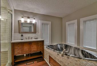 5 min dtown Asheville, hot tub & jacuzzi bathtub has rooms with a private hot tub