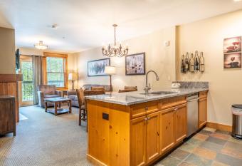 Springs #8878 by Summit County Mountain Retreats has rooms with a private hot tub