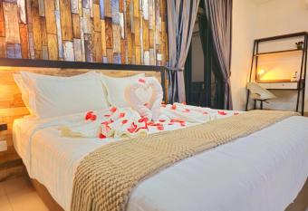 Meridian Medini Studio                         JB       allows 18 year olds to book a room