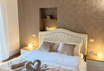 Arena Mazzini Apartment has rooms with a private hot tub