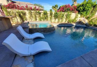 Golfer's Paradise! Walk to Coachella Festival has rooms with a private hot tub