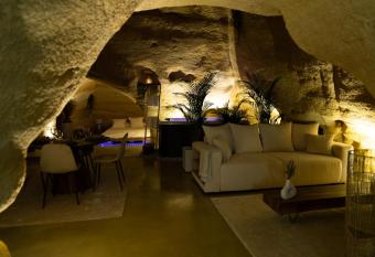 La falaise perdue : Suite troglodyte grandiose has rooms with a private hot tub
