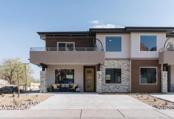 The Dunes-4Bed, 3Bath, Hot Tub, Deck has rooms with a private hot tub