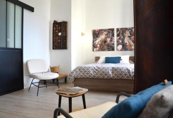 L   dredon de Jos  phine allows 18 year olds to book a room