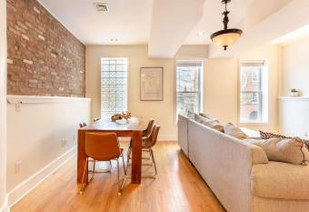 The Brick House at Yale New Haven ( Wooster Square) has Balcony rooms