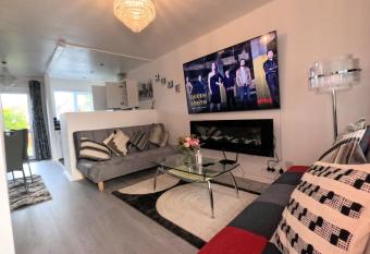 Milton Keynes Luxury Short Stay House with WIFI and Free Parking allows 18 year olds to book a room