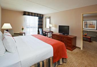 hotels in hamilton ohio with jacuzzi in room