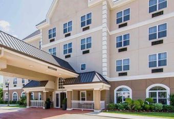 Quality Inn & Suites I-35 E/Walnut Hill has rooms with a private hot tub
