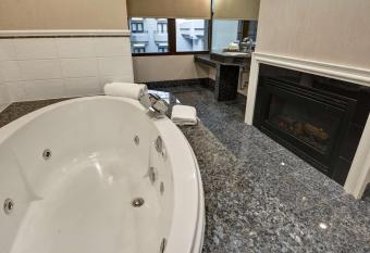 The Cincinnatian Curio Collection by Hilton has rooms with a private hot tub