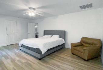 4BD Near Downtown, State Fair, White Rock has rooms with a private hot tub
